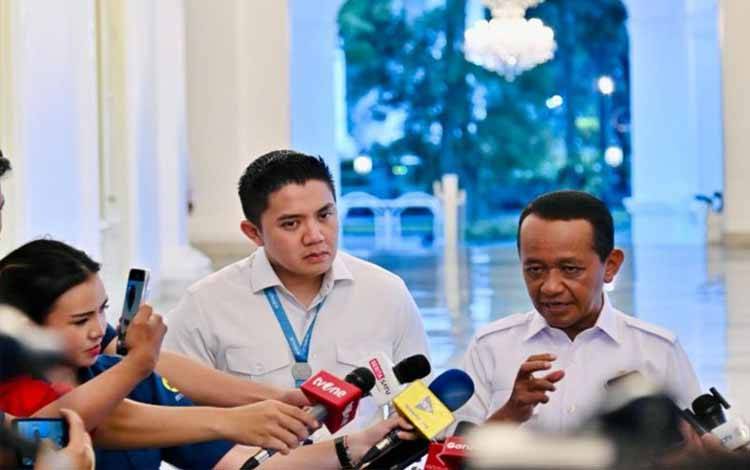 Menteri ESDM Bahlil Lahadalia (kanan) didampingi Sekretaris Kabinet Teddy Indra Wijaya (kiri) menjawab pertanyaan pers di Kompleks Istana Kepresidenan, Jakarta, Kamis (16/4/2026). ANTARA/HO-Humas Kementerian ESDM