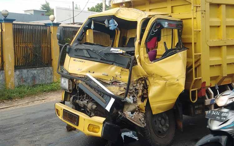 Kondisi salah satu truk usai mengalami insiden lakalantas di Jalan Trikora, Banjarbaru, Jumat, 17 April 2026. (FOTO: Rescue Bjm)