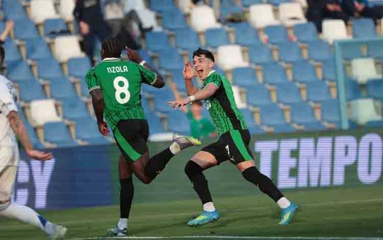 Volpato (kanan) dan N'zola mencetak gol saat Sassuolo menang 2-1 atas Como 1907 dalam lanjutan pekan ke-33 Serie A di Mapei Stadium pada Jumat (17/4/2026). Sassuolocalcio.it
