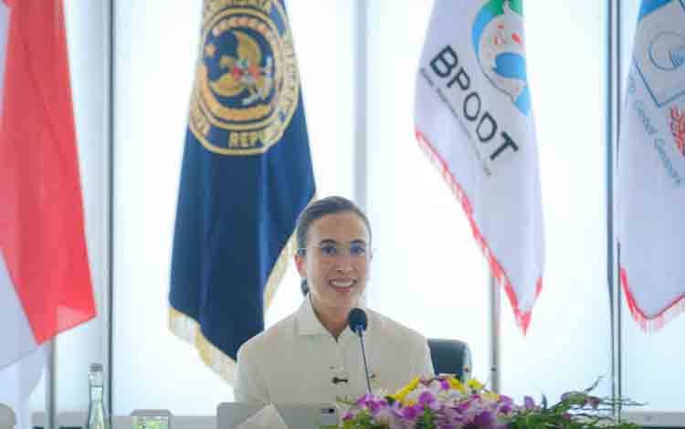 Menteri Pariwisata Widiyanti Putri Wardhana saat memimpin rapat koordinasi bersama Badan Pelaksana Otorita Danau Toba (BPODT) di Kantor BPODT, Kabupaten Toba, Jumat (17/4). ANTARA/HO-Kementerian Pariwisata