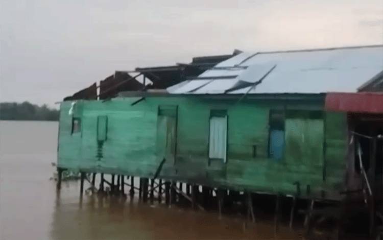 Salah satu rumah di Sei Tatas yang rusak akibat puting beliung, Sabtu, 18 April 2026. (FOTO: IST)