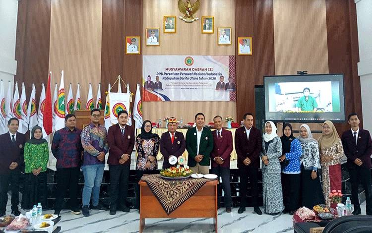 DPD PPNI Barito Utara menggelar Musda III sekaligus peringati HUT PPNI ke 52 tahun 2026. Ketua DPW PPNI Kalteng Adhi Praditha menyerahkan potongan nasi tumpeng kepada undangan yang hadir, Sabtu 18 April 2026 di aula SMPN 1 Muara Teweh. (foto: Dhani)