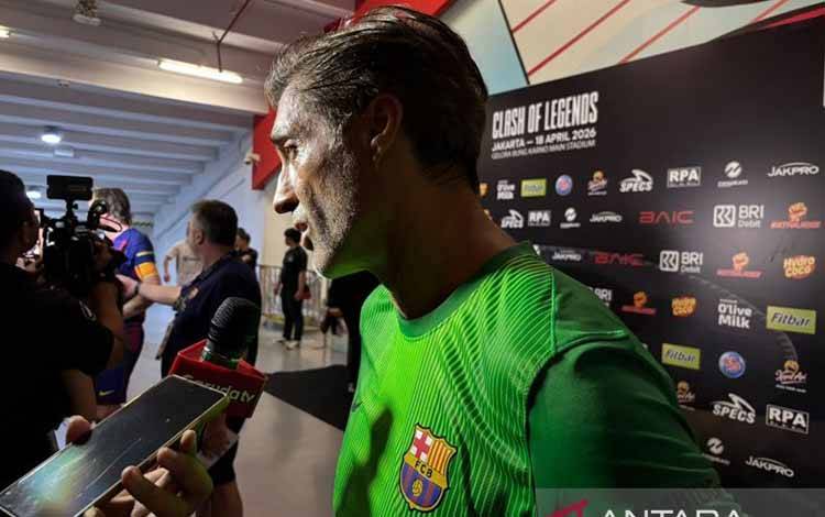 Kiper legendaris Barcelona Vitor Baia saat ditemui pewarta seusai gelaran Clash of Legends di Stadion Utama Gelora Bung Karno, Jakarta, Sabtu (18/04/2026). (ANTARA/FAJAR SATRIYO)