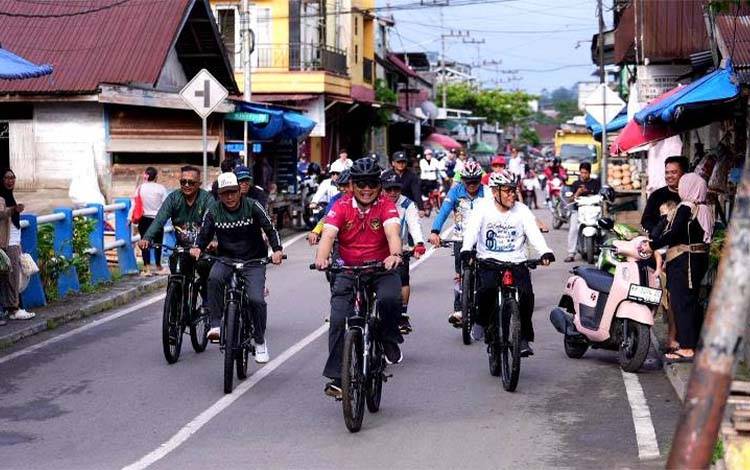 Bupati Barito Utara H Shalahuddin bersama Sekda, TP PKK, GOW, DWP, dan masyarakat saat mengikuti gowes bersama di Muara Teweh, MInggu, 19 April 2026. (Foto: Dhani)