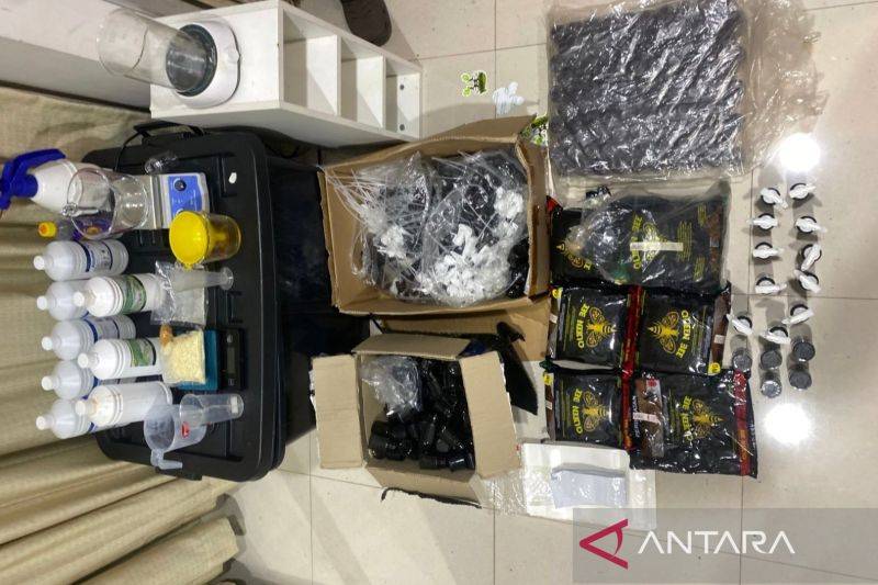 Barang bukti yang diamankan dari clandestine lab atau laboratorium gelap narkotika jenis tembakau sintetis di wilayah Jakarta Pusat, Jumat (17/4/2026). ANTARA/HO-Ditresnarkoba Polda Metro Jaya