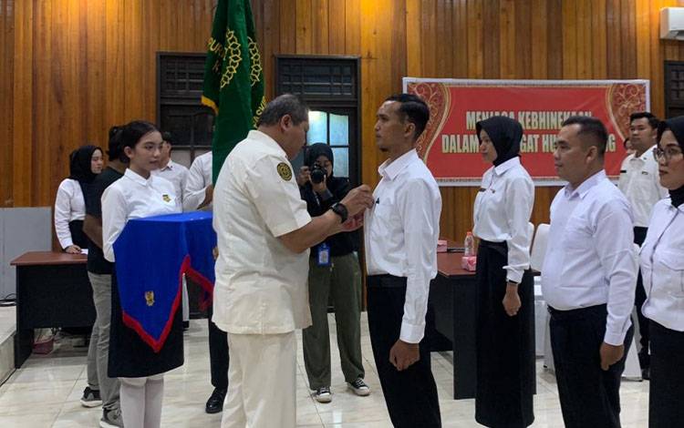 Ketua PPI Provinsi Kalimantan Tengah mengukuhkan dan memasangkan tanda Jabatan kepada Dino selaku Ketua PPI Kabupaten Kapuas 2026-2030 di Aula Dinas Kesbangpolinmas Kabupaten Kapuas, Sabtu, 19 April 2026. (FOTO: Diskominfo Kps)