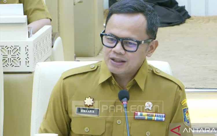 Wakil Menteri Dalam Negeri Bima Arya menyampaikan paparan dalam rapat kerja dengan Komisi II DPR RI di kompleks parlemen, Senayan, Jakarta, Senin (20/4/2026). ANTARA/YouTube/TVR Parlemen/Fath Putra Mulya