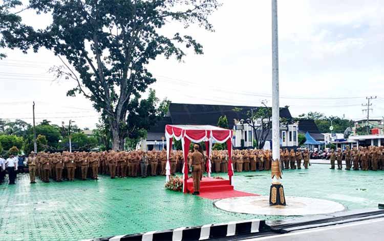 Apel gabungan di lingkup Pemkab Barito Utara di halaman Kantor Bupati Barito Utara, Senin, 20 April 2026. (Foto: Dhani)
