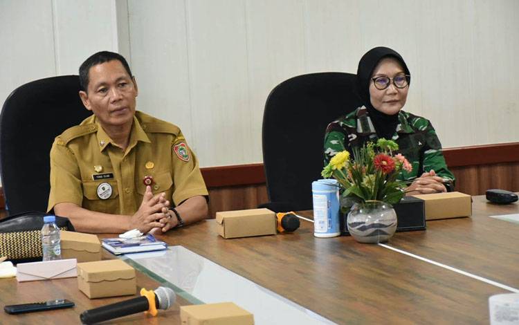 Staf Ahli Gubernur Bidang Ekonomi, Keuangan dan Pembangunan, Yuas Elko, saat mengikuti Rapat Koordinasi Pengendalian Inflasi. (FOTO: BIRO ADPIM SETDA KALTENG)