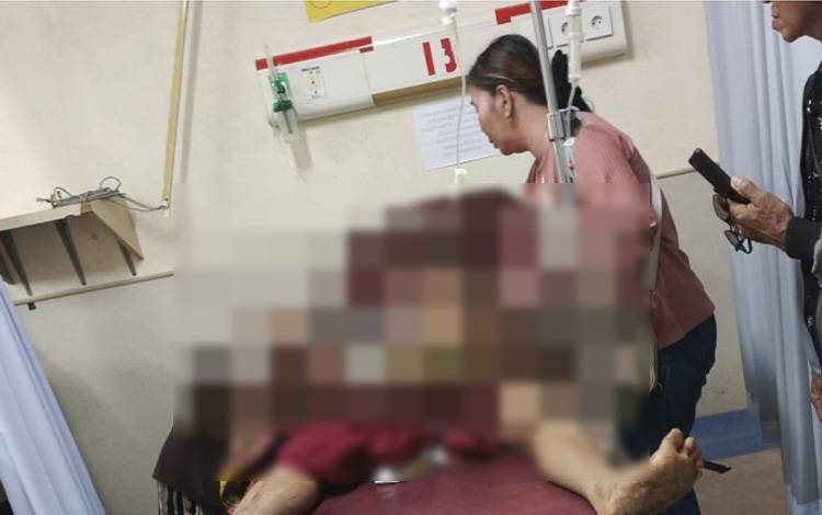 Korban selamat yang mengalami luka berat, Alfian (40) menjalani perawatan di RSUD Muara Teweh, Senin, 20 April 2026.