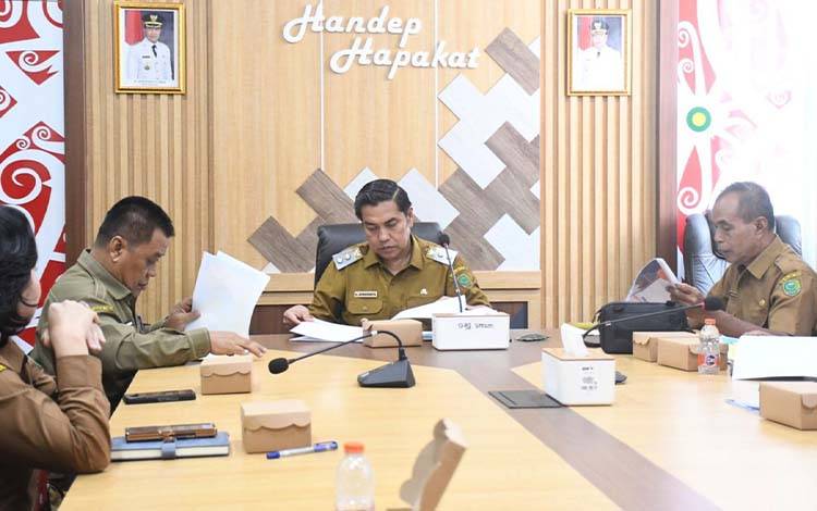 Wakil Bupati Pulang Pisau Ahmad Jayadikarta saat memimpin rapat evaluasi semester II dan penyusunan evaluasi kinerja triwulan I 2026, Senin, 20 April 2026. (FOTO : RETHA)