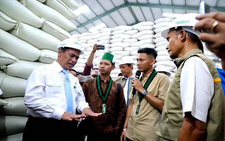 Menteri Pertanian Andi Amran Sulaiman (kiri) saat berdiskusi dengan mahasiswa dalam kunjungannya ke Gudang Bulog Banjar Kemantren di Sidoarjo, Jawa Timur, Minggu (19/4/2026). ANTARA/HO-Kementan