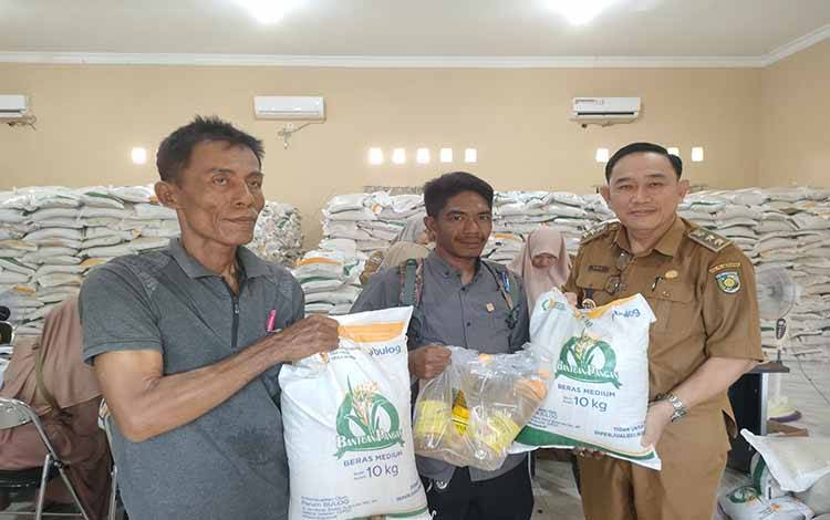 Lurah Palangka Dawid saat menyerahkan secara simbolis bantuan pangan presiden di Aula Kelurahan Palangka (Foto : PATHUR)