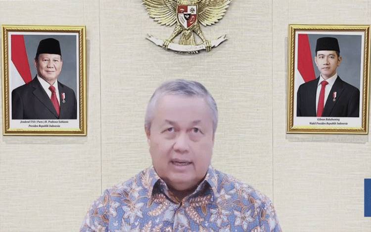 Tangkapan virtual Gubernur Bank Indonesia (BI) Perry Warjiyo dalam agenda Pengumuman Hasil Rapat Dewan Gubernur (RDG) Bulan April 2026 yang diadakan secara virtual, Jakarta, Rabu (22/4/2026). ANTARA/ (Muhammad Baqir Idrus Alatas)