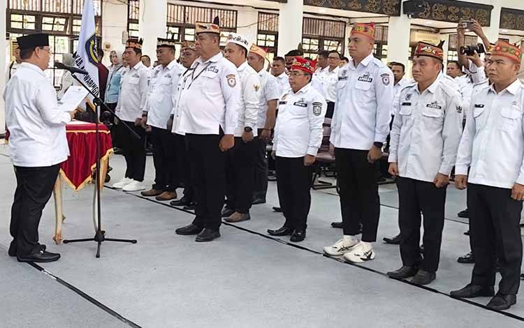Bupati Kotawaringin Timur Halikinnor mengukuhkan pengurus DPK APDESI Kotim, Rabu, 22 April 2026. (FOTO: DEWIP)