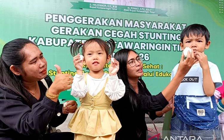 Para ibu memberikan telur untuk anaknya pada kegiatan Penggerakan Masyarakat Gerakan Cegah Stunting Kotim 2026 yang digelar di Puskesmas Baamang I, Rabu (22/4/2026). ANTARA/Devita Maulina