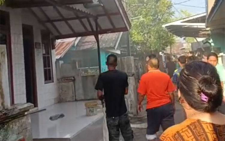 Situasi saat terjadinya kebakaran pada sebuah rumah di Gang Sadar, Kelayan A, Banjarmasin, Rabu, 22 April 2026. (FOTO: Rescue Bjm)