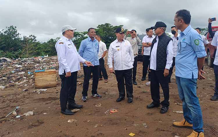 Bupati Kotawaringin Timur Halikinnor meninjau penimbunan sampah di TPA Jalan Jenderal Sudirman KM 14 Sampit, Rabu, 22 April 2026. (FOTO: DEWIP)