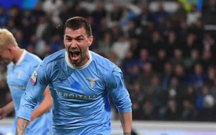 Bek Lazio Alessio Romagnoli merayakan keberhasilannya mencetak gol ke gawang Atalanta pada semifinal Piala Italia di Stadion Gewiss, Bergamo, Rabu (22/4/2026) waktu setempat. (x.com/OfficialSSLazio)