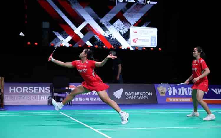 Ganda putri Rachel Allessya Rose (kanan)/Febi Setianingrum (kiri) saat menjalani sesi latihan jelang Piala Uber 2026 di Forum Horsens, Denmark, Rabu (22/4/2026). (ANTARA/HO-PBSI)