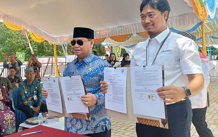 Bupati Kotawaringin Timur Halikinnor menandatangani kerja sama dengan Pertamina Patra Niaga Integrated Terminal Sampit, Kamis, 23 April 2026. (FOTO: DEWIP)
