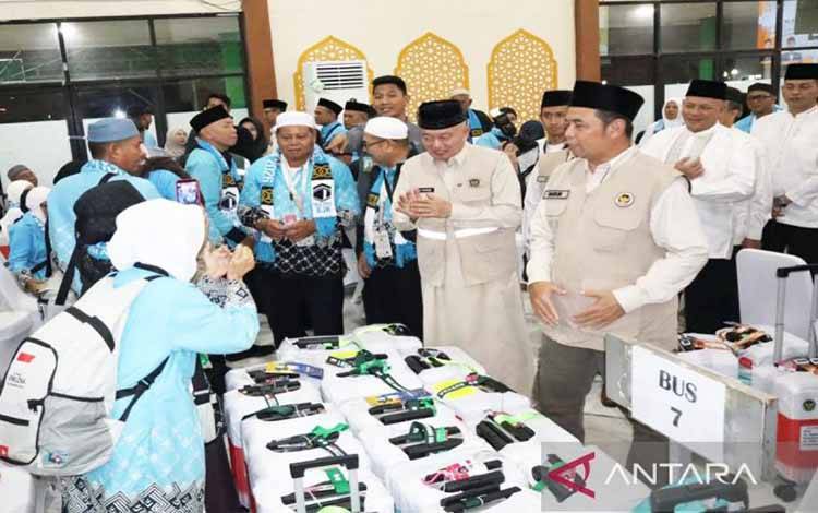 Direktur Jenderal Pengendalian Penyelenggaraan Haji dan Umrah Kemenhaj Harun Al Rasyid bersama Gubernur Kalsel Muhidin menemui jamaah calon haji jelang keberangkatan di Banjarbaru, Kamis malam (23/4/2026). ANTARA/Firman