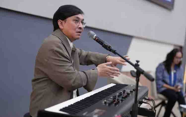 Stafsus Presiden Bidang Ekonomi Kreatif Yovie Widianto membawakan kuliah umum di Unhas Tamalanrea, Makassar,Kamis,(23/4/2026). ANTARA/HO-Unhas