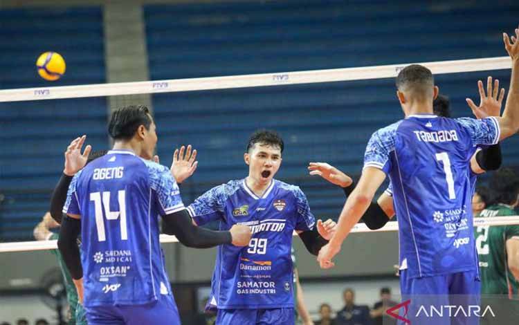 Pebola voli Surabaya Samator berselebrasi setelah mencetak skor saat melawan Jakarta Garuda Jaya pada pertandingan ketiga perebutan peringkat ketiga Proliga 2026 di GOR Amongrogo, Yogyakarta, Kamis (23/4/2026). Surabaya Samator meraih peringkat ketiga Proliga 2026 setelah mengalahkan Jakarta Garuda Jaya dengan Skor 3:0 (25-19, 25-17, 25-20). ANTARA FOTO/Andreas Fitri Atmoko/kye