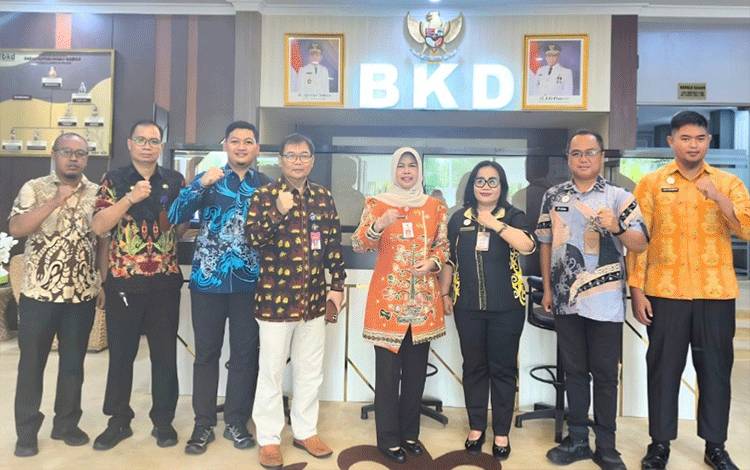 Kepala BKD Kalteng Lisda Arriyana saat berfoto bersama dengan tamu rombongan dari Kemendagri. (Foto : IST)