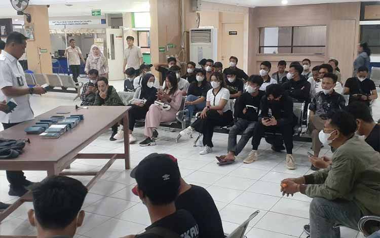 Balai Pelayanan Pelindungan Pekerja Migran Indonesia (BP3MI) DKI Jakarta menggagalkan keberangkatan 51 calon pekerja migran Indonesia (PMI) non-prosedural yang hendak diberangkatkan ke Malaysia dari kawasan Kramat Jati, Jakarta Timur. (ANTARA/HO-KP2MI)