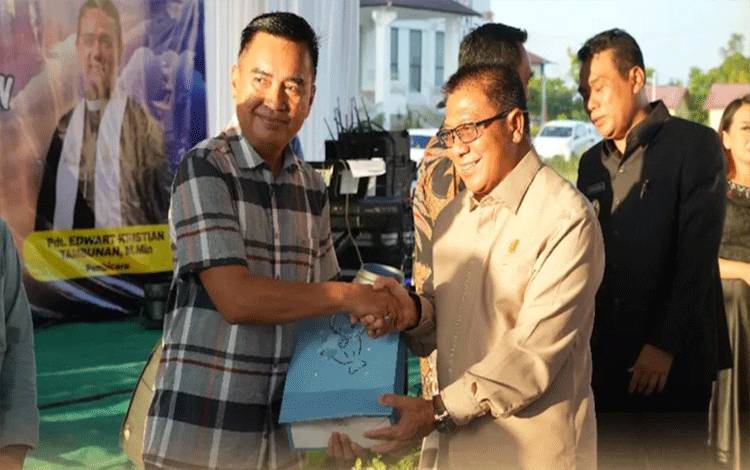Ketua DPRD Palangka Raya, Subandi saat menyerahkan bingkisan paskah (Foto:Humas DPRD untuk Borneonews)