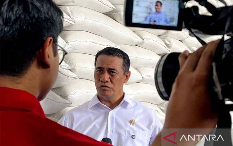 Kepala Badan Pangan Nasional sekaligus Menteri Pertanian Andi Amran Sulaiman menjawab pertanyaan awak media di sela inspeksi ke gudang filial Perum Bulog di Karawang, Jawa Barat, Kamis (23/4/2026). ANTARA/Harianto