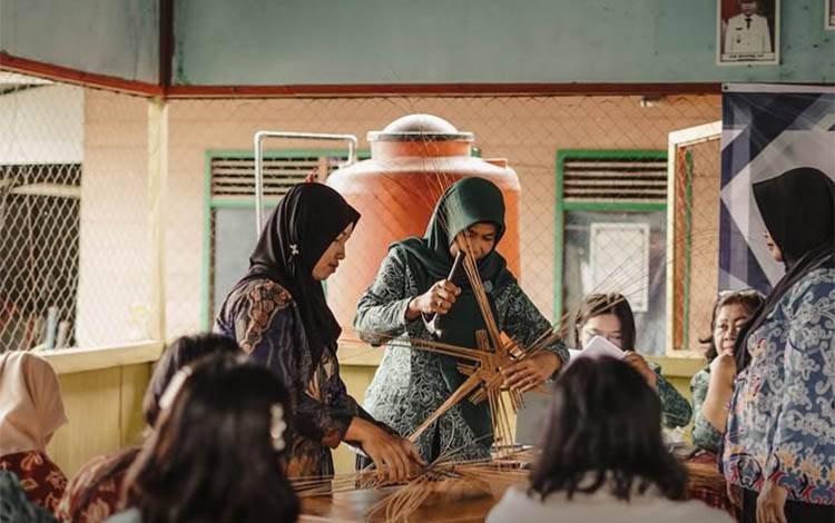 TP PKK Kapuas Hilir saat membuat Jikin dari lidi kelapa. (FOTO: Kapuas Hilir)