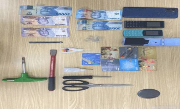 Barang bukti yang diamankan Polisi dari komplotan pencurian dengan ganjel ATM. ANTARA/HO-Polres Metro Tangerang.
