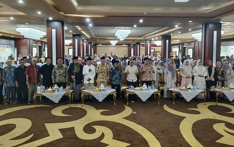 Kerukunan Keluarga Kotawaringin Barat saat berfoto bersama di kegiatan halal bihalal. (Foto : PATHUR)