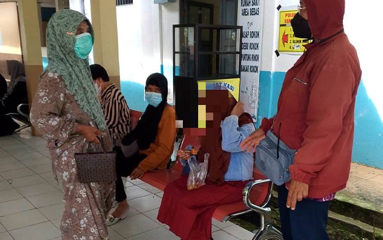 Pihak sekolah ketika memberikan pendampingan pemeriksaan terhadap kondisi siswi N. (FOTO: Via)