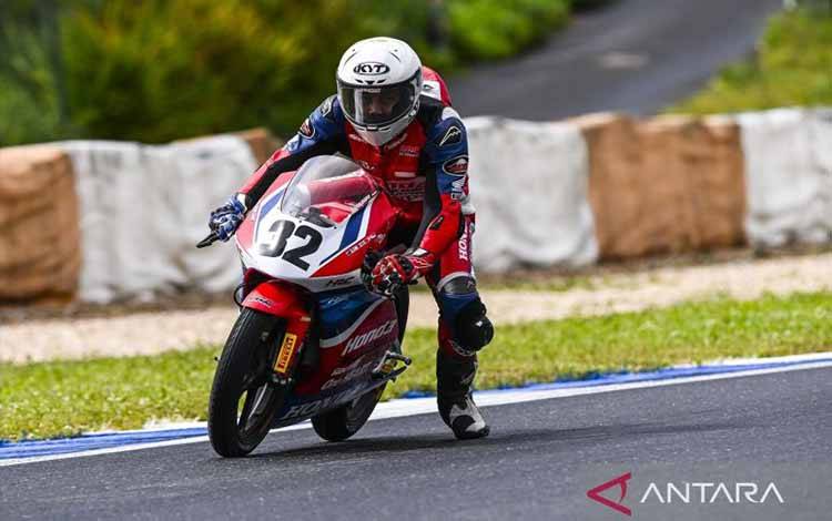 Pembalap muda Indonesia yang tergabung di Astra Honda Motor (AHM) Muhammad Kiandra Ramadhipa saat tampil di European Talent Cup 2025 yang berlangsung di Sirkuit Estoril, Portugal, Minggu (04/05/2025). (ANTARA/HO-Astra Honda Motor)