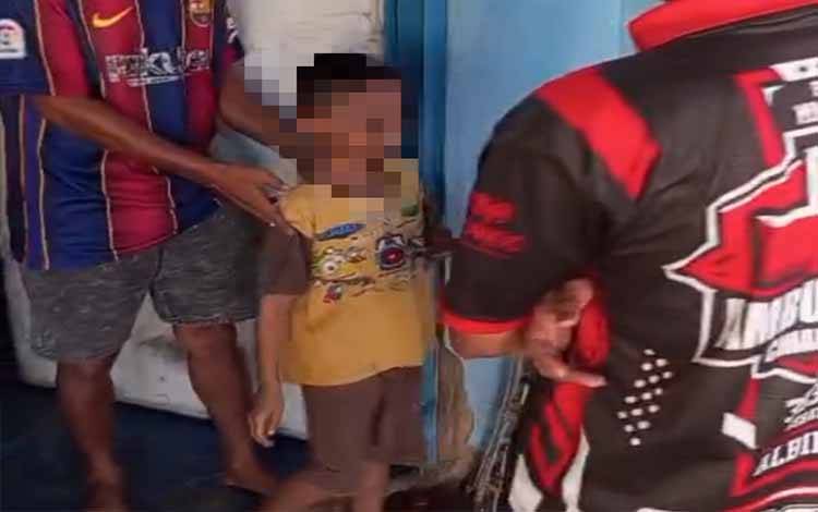 Seorang anak pemberi laporan kebakaran hoaks saat didatangi relawan, Minggu, 26 April 2026. (FOTO: IST)
