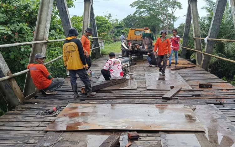 Petugas melakukan pemeliharaan Jembatan Patah di Jalan Kapten Mulyono Sampit, Senin, 27 April 2026. (FOTO: IST)