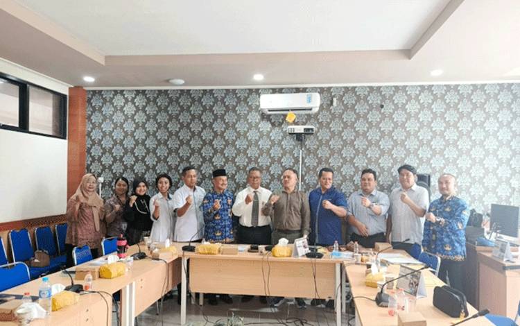 Foto bersama rapat Bapemperda DPRD Kota Palangka Raya bersama Bagian Hukum Sekretariat Daerah serta Organisasi Perangkat Daerah, Senin (27/4/2026). (Foto:MARINI)