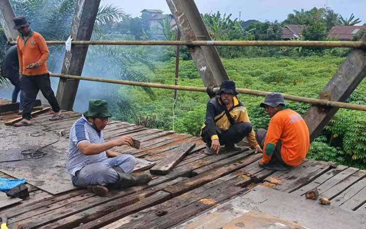Pemeliharaan Jembatan Patah di Jalan Kapten Mulyono Sampit, Senin, 27 April 2026. (FOTO: IST)