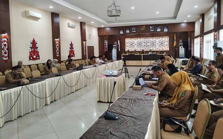Rapat Penilaian Kinerja Stunting Kabupaten/Kota se-Kalimantan Tengah Tahun 2026 yang dilaksanakan secara hybrid di Aula Bapperida Kapuas, Senin, 27 April 2026. (FOTO: Diskominfo Kps)