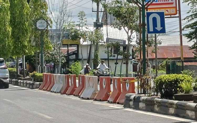 Suasana u-turn di Jalan HM Arsyad dekat Jalan Teratai IV Sampit ditutup dengan water barrier. (FOTO: DEWIP)