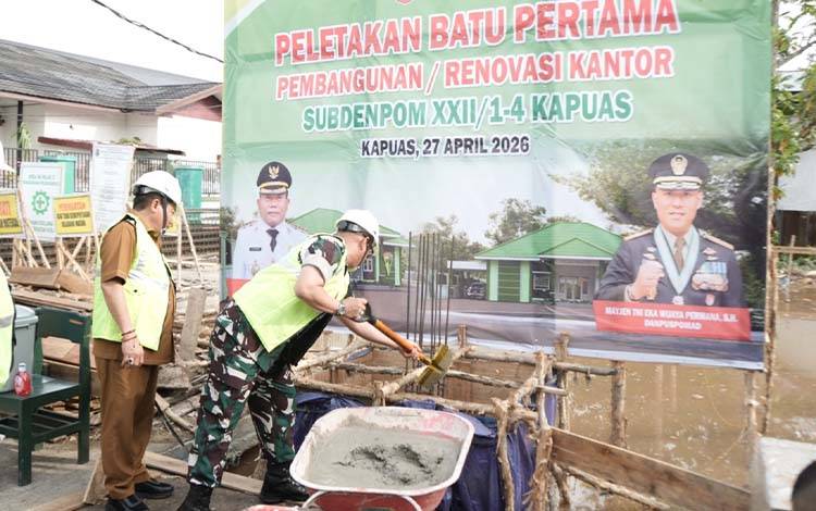 Peletakan batu pertama Pembangunan Kantor Subdenpom XXII/1-4 Kapuas di Markas Subdenpom Kapuas, Senin, 27 April 2026. (FOTO: Diskominfo Kps)