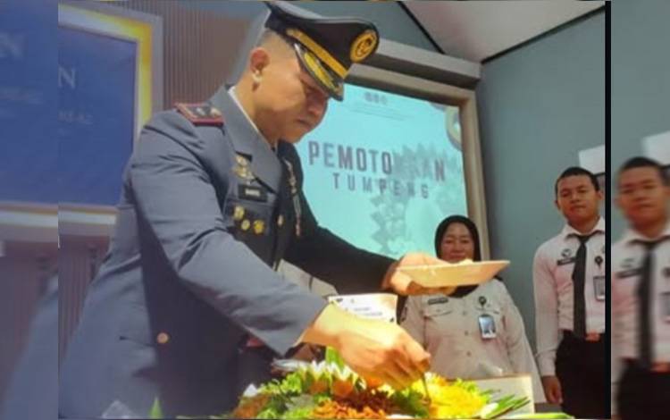 Kepala Rutan Kelas IIB Kuala Kapuas, Daniel Kristianto ketika melakukan prosesi pemotongan tumpeng dalam dalam rangka memperingati Hari Bakti Pemasyarakatan (HBP) ke-62 Tahun 2026, Senin, 27 April 2026 di Aula Batang Garing Kapuas. (FOTO: Rutan Kapuas)