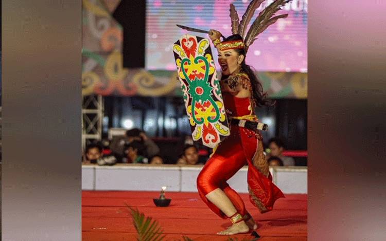 Salah satu gerakan Tari Mandau diperagakan oleh penari asal Palangka Raya. (Foto : IST)