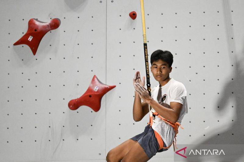 Foto arsip - Atlet panjat tebing Indonesia Antasyafi Robby Al Hilmi melambaikan tangan ke arah penonton usai final speed klasik panjat tebing putra SEA Games 2025 di Bangkok Sport Climbing Center Sport Authority, Bangkok, Thailand, Sabtu (13/12/2025). Robby berhasil meraih medali emas dengan catatan waktu 4,83 detik sedangkan medali perak diraih atlet Indonesia lainnya Alfian Muhammad Fajri dengan catatan waktu 5,08 detik dan medali perunggu diraih atlet Thailand Aphiwit Limpanichpakdee dengan c
