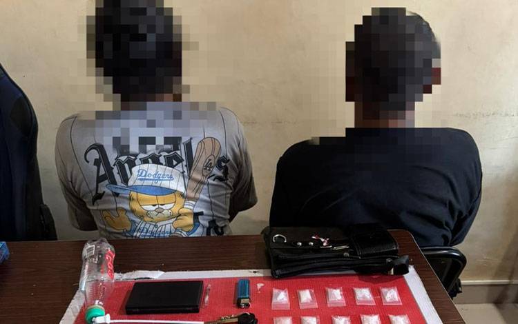 SE dan S saat diamankan di Satresnarkoba Polresta Palangka Raya (Foto : IST)