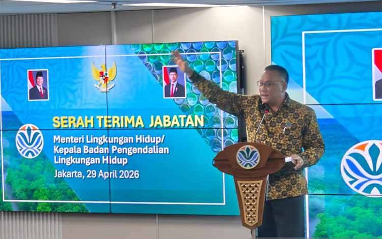 Menteri Lingkungan Hidup (LH) Jumhur Hidayat memberikan pidato pertamanya dalam acara serah terima jabatan dengan Hanif Faisol (eks Menteri Lingkungan Hidup) di Kantor Kementerian Lingkungan Hidup, Jakarta, Rabu (28/4/2026). ANTARA/M Riezko Bima Elko Prasetyo