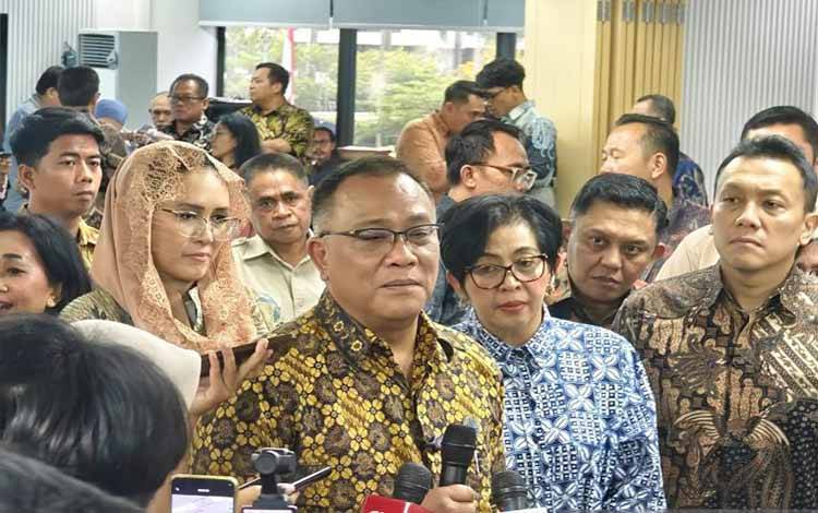 Menteri Lingkungan Hidup Jumhur Hidayat memberikan keterangan dalam konferensi pers selepas acara serah terima jabatan dengan Hanif Faisol Nurofiq (eks Menteri Lingkungan Hidip) di Kantor Kementerian Lingkungan Hidup, Jakarta, Rabu (29/4/2026). ANTARA/M Riezko Bima Elko Prasetyo